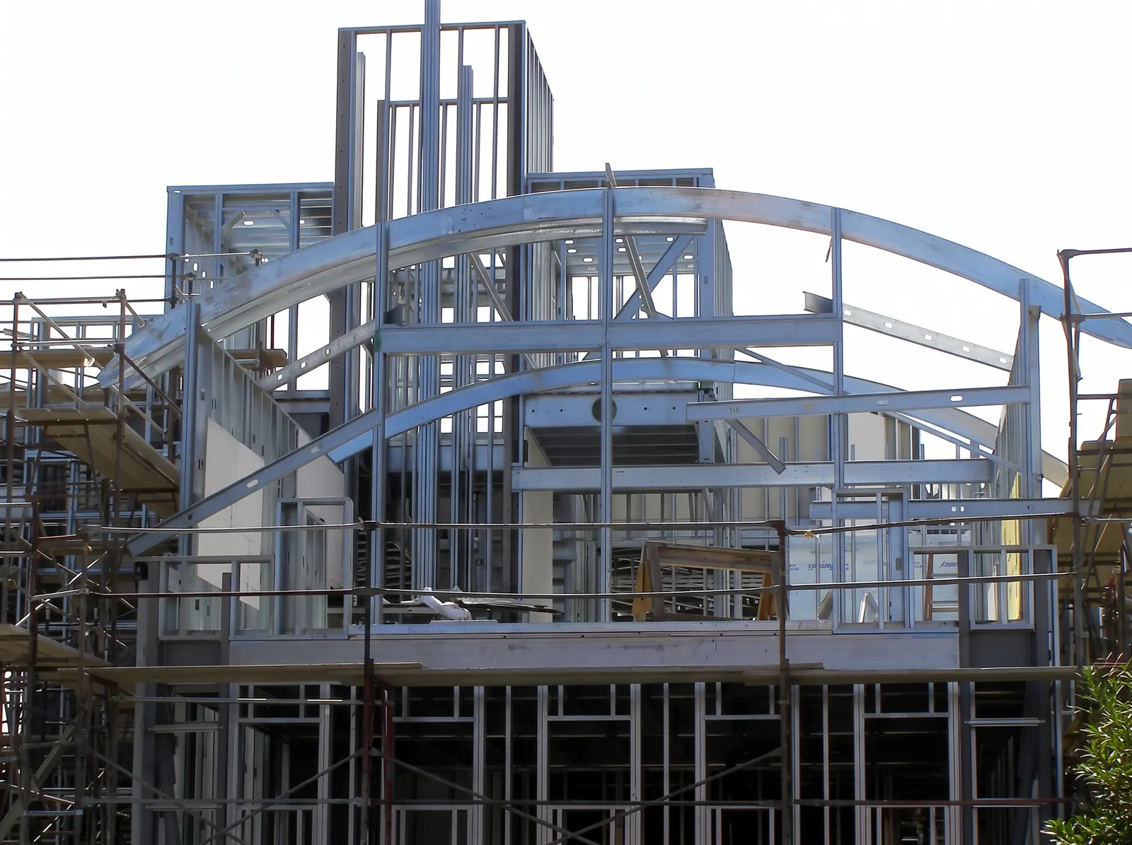 Custom residence with curved arched cold-formed steel roof framing